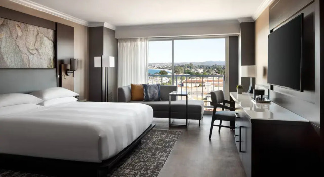 Номер Standard с видом на залив Monterey Marriott