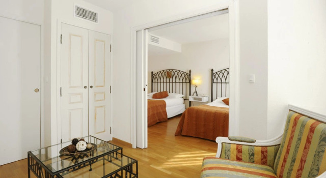 Трёхместный номер Superior с балконом Avignon Grand Hotel