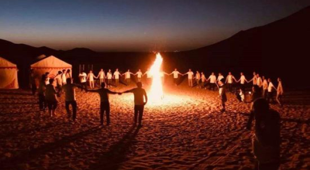 Stay overnight at the Desert Lakeside Camping Hotel, Забронировать Кемпинг Чжунвэй Нинся