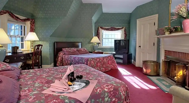 Шестиместный номер Deluxe с красивым видом из окна Stonehurst Manor Breakfast & Dinner Included