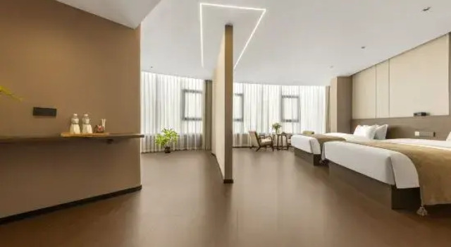 Люкс Qingting Hotel (Liupanshui People Square Railway Station)
