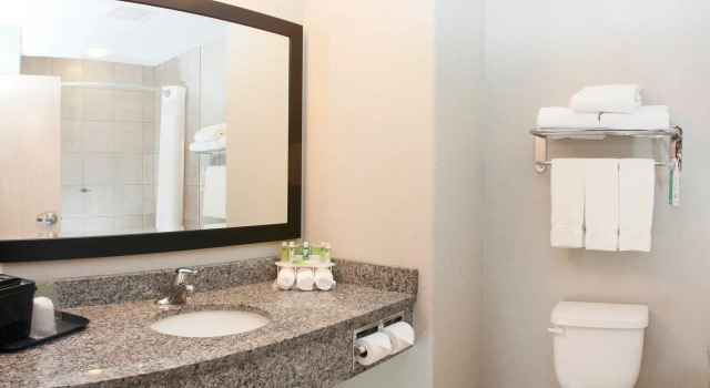 Четырёхместный номер Standard Holiday Inn Express Fort St John by IHG