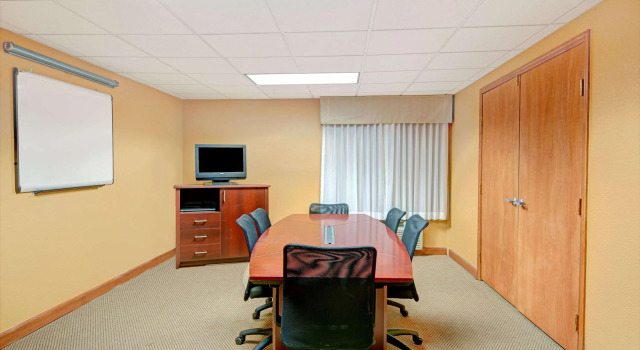 Days Inn & Suites by Wyndham Kansas City South