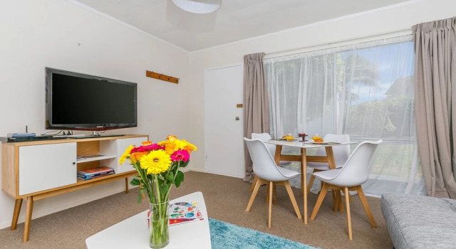 Super 2 bed flat in Remuera
