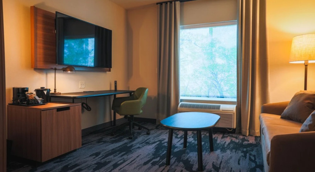 Двухместный люкс с частичным видом Fairfield Inn & Suites Marquette