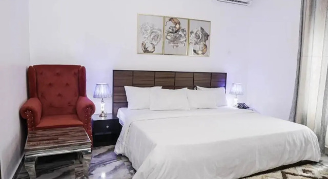 Momak 8 Hotel Adenuga House
