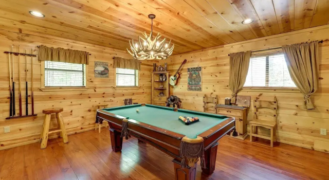 Коттедж с 2 комнатами с балконом Pet-Friendly Broken Bow Cabin w/ Fire Pit