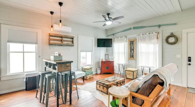 Коттедж 1 Mi to Dtwn Galveston! Home w/ Pet-friendly Yard