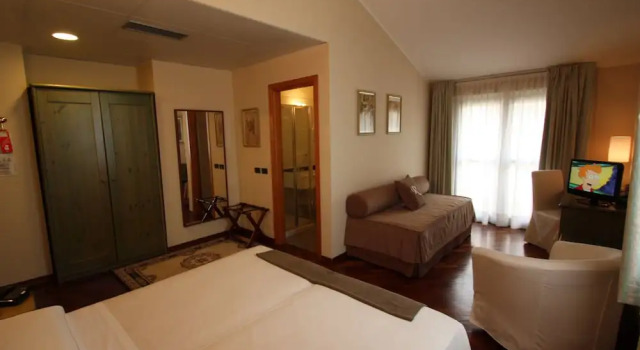Трёхместный номер Standard с балконом Albergo Della Roccia