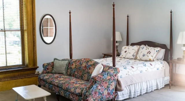 Люкс Deluxe The Mulberry Inn -An Historic Bed and Breakfast