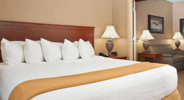 Номер Standard Days Inn & Suites by Wyndham Strathmore