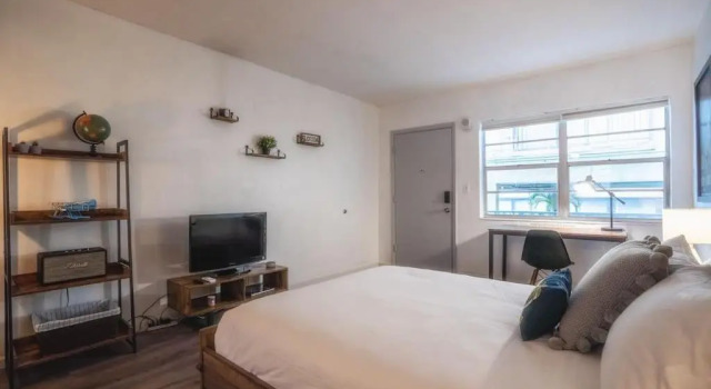 Студия Travelers Hideout Located 1 block from the beach