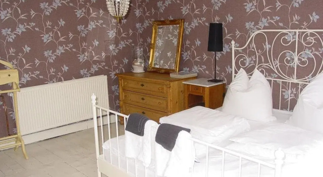 Roberts Bed & Breakfast, Забронировать Отель Бад-Карлсхафен земля Гессен, рядом с Музей монастыря Хельмарсхаузен