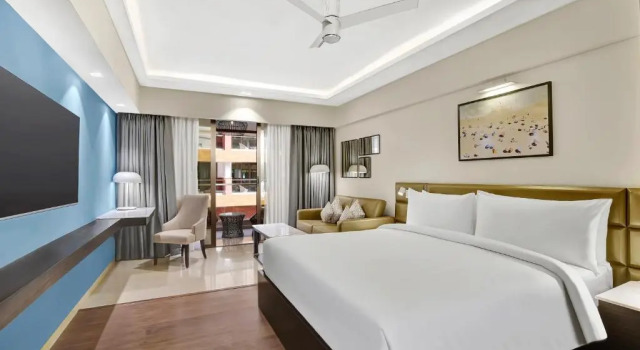 Номер Premium с балконом и с видом на бассейн Radisson Resort Goa Baga