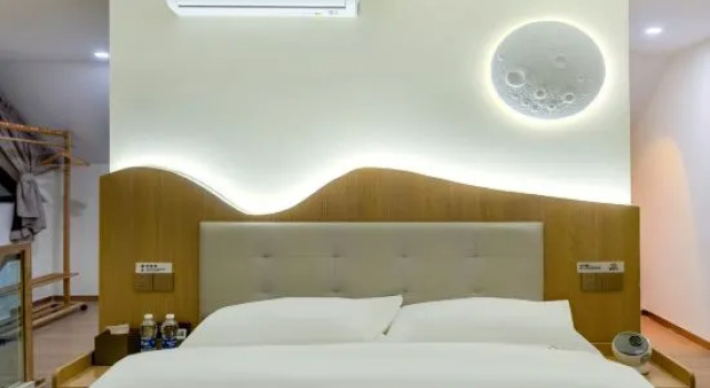 Четырёхместный семейный люкс Yunyou Light Luxury Homestay (Burqin Branch)