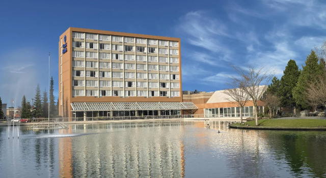 Люкс Standard Coast Chilliwack Hotel by APA