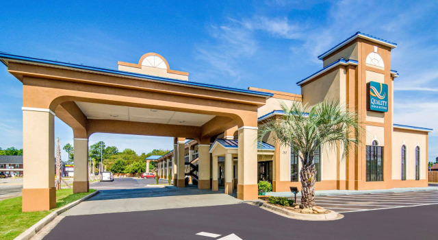 Quality Inn & Suites Lake City, Забронировать Отель Отели Лейк-Сити с бассейном, рядом с Культурный центр The Bean Market, Бассейн