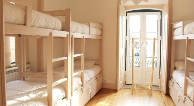 Кровать в общем номере Origens Hostel