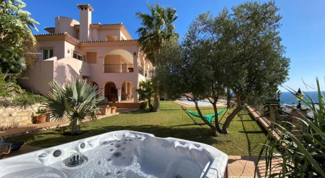 Вилла Beachside villa with panoramic sea views