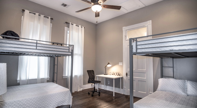 Restored Historic 2br/1.5ba House Near Downtown, Book Feriehus Sommerhuse i Bexar County, Hytte