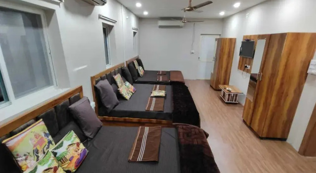 Hotel Shree Kedarnath in front of railway station platform no 8, Забронировать Отель Удджайн штат Мадхья-Прадеш