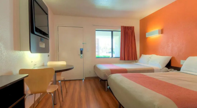 Четырёхместный номер Standard Motel 6-Palm Springs, CA - Downtown