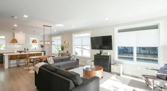 Ryman by Avantstay Centrally Located Townhouse w/ Stylish Interior & Porch Swings!, Prenota Appartamento Hotel a Tennessee con parcheggio, Parcheggio