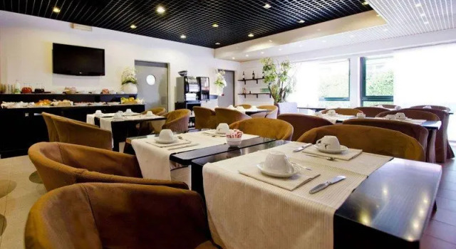Кровать в общем номере Green Hotel