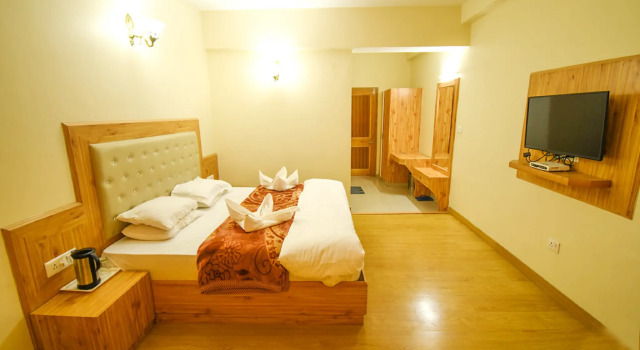 Goroomgo New Ambika Mall Road Manali