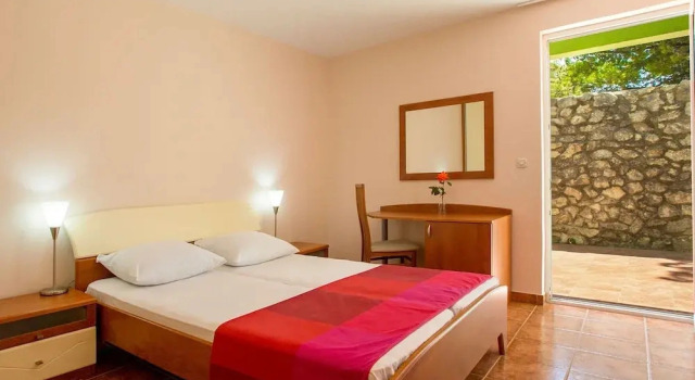 Well-Kept Apartment with AC Just 12km From Sibenik