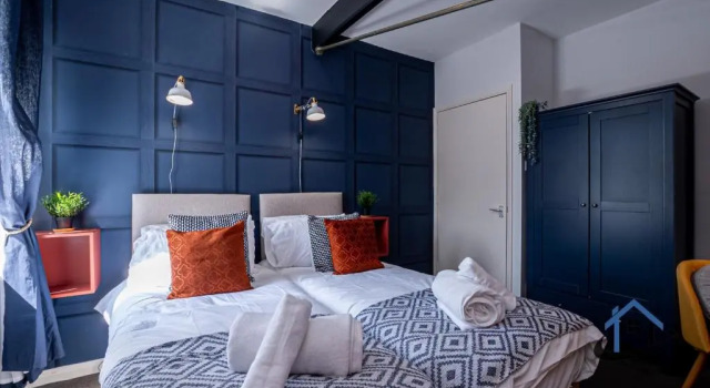 Flat 5, super king bed, free parking, workspace, free wi-fi