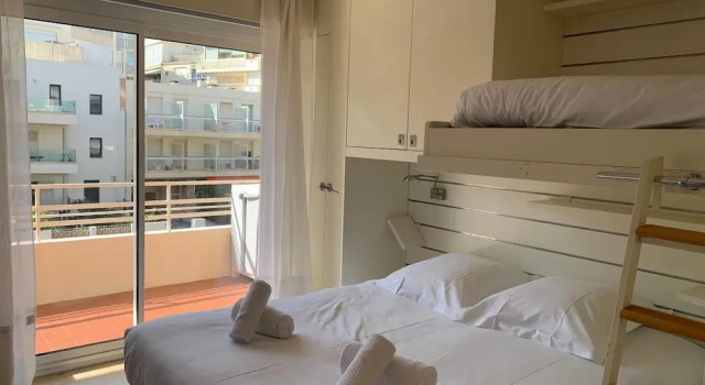 Sea View Flat, beach access by GuestReady