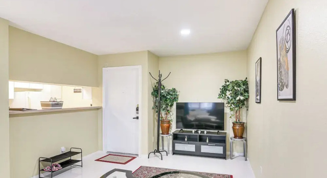 Houston Condo w/ Pool Access ~ 1 Mi to NRG Stadium, Забронировать Апартаменты/квартира Хьюстон Texas Gulf Coast, рядом с Стадион Эн-ар-джи