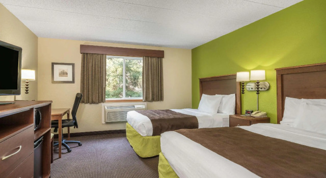 Четырёхместный номер Standard AmericInn by Wyndham Little Falls