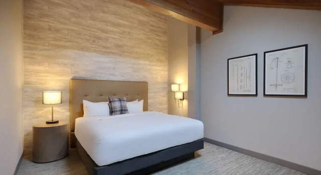 Люкс с балконом Highline Vail - a DoubleTree by Hilton