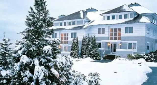 Полулюкс Waters Edge Resort & Spa