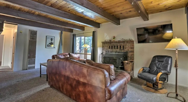 4-season Tahoe Hideaway: 1 Block to Biking!