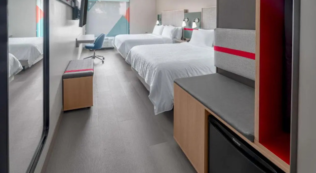 Четырёхместный номер Standard с видом на город avid hotels Milwaukee West - Waukesha by IHG