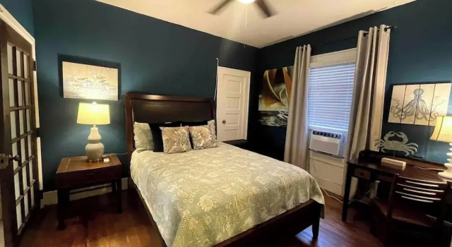 1BR Apartment in Historic Galveston, Забронировать Апартаменты/квартира Отели Галвестон с парковкой, рядом с Betty Head Oleander Garden Park, Парковка