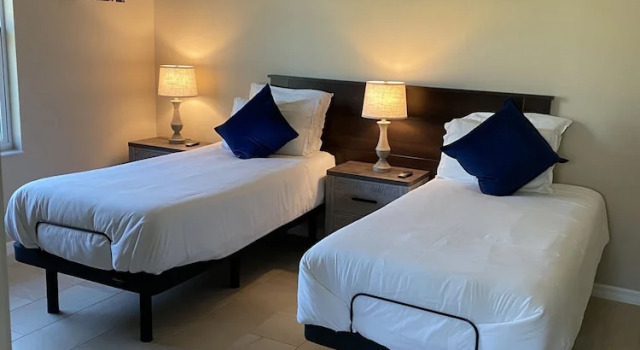 Люкс Deluxe Suite Dreams Guesthouse aka Care Takeover Home