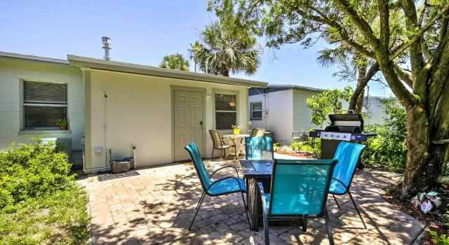 New Smyrna Beach Abode w/ Fire Pit, Walk to Beach!, Забронировать Дом для отпуска Виллы Daytona Beach Area, Вилла