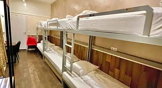 Кровать в общем номере Dam Hotel