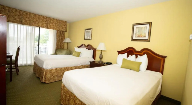 Четырёхместный люкс Clarion Hotel & Suites Convention Center Fredericksburg