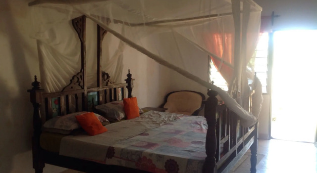Queen K Cottages At Chrystal Homes, Rezerwuj Dom wakacyjny Hotele w Coast Region z parkingiem, Parking