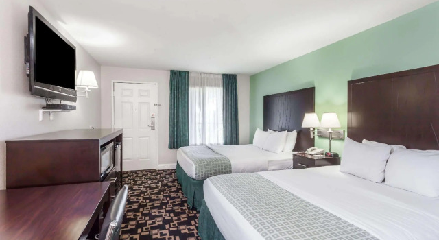 Четырёхместный номер Standard Ramada by Wyndham Oceanside