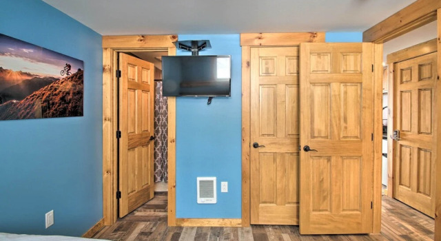Апартаменты Slopeside Burke Mountain Condo w/ Fireplace!