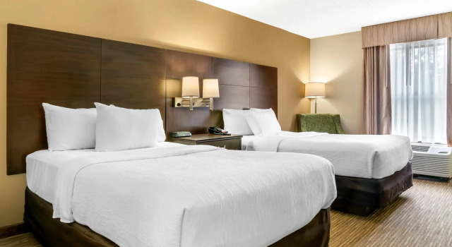 Четырёхместный номер Standard Quality Inn & Suites Monroe