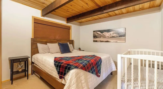 Cozy Tahoma Cabin in the Pines Sleeps 6 + Pets