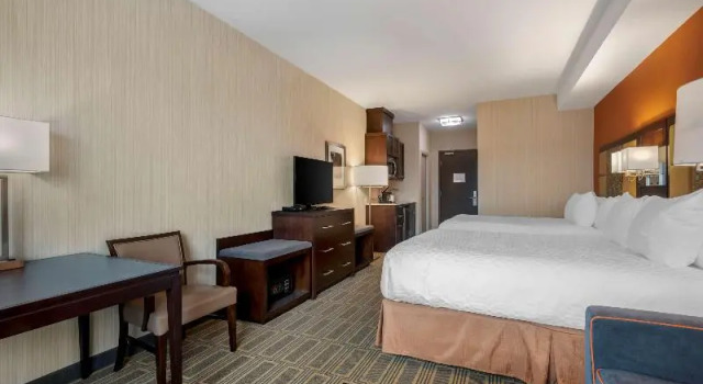 Четырёхместный семейный номер Standard Best Western Plus Chateau Fort St. John