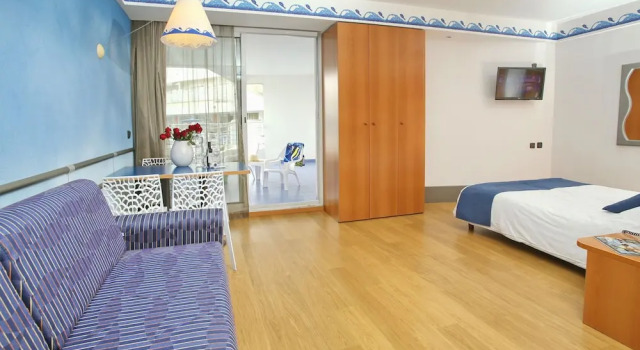 Семейный люкс с балконом Club Hotel Eilat - All Suites Hotel